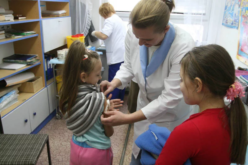 Szczepienie przeciwko sepsie w szkole w Opolu w 2007 roku.