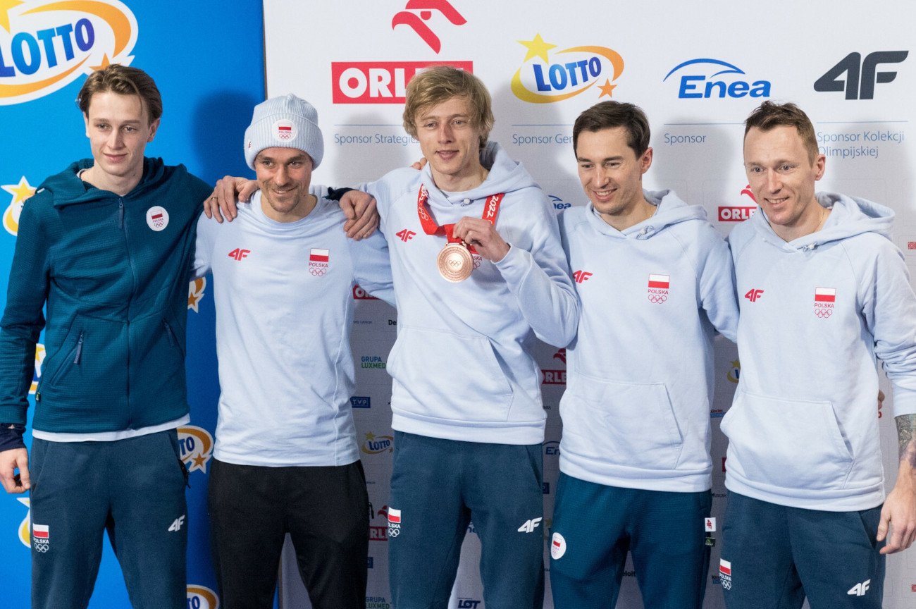 Stefan Hula (ostatni z prawej) był w kadrze Polski podczas igrzysk olimpijskich w Pekinie w 2022 roku.