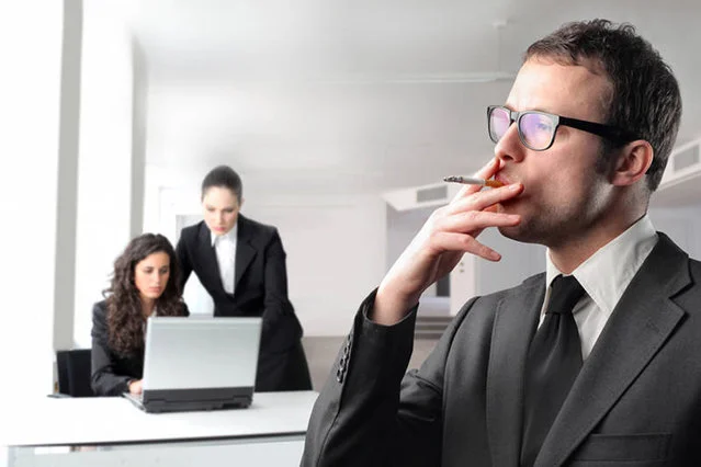 Pali, więc nie tylko szkodzi sobie, ale i firmie, bo nie pracuje - wychowują pracodawcy