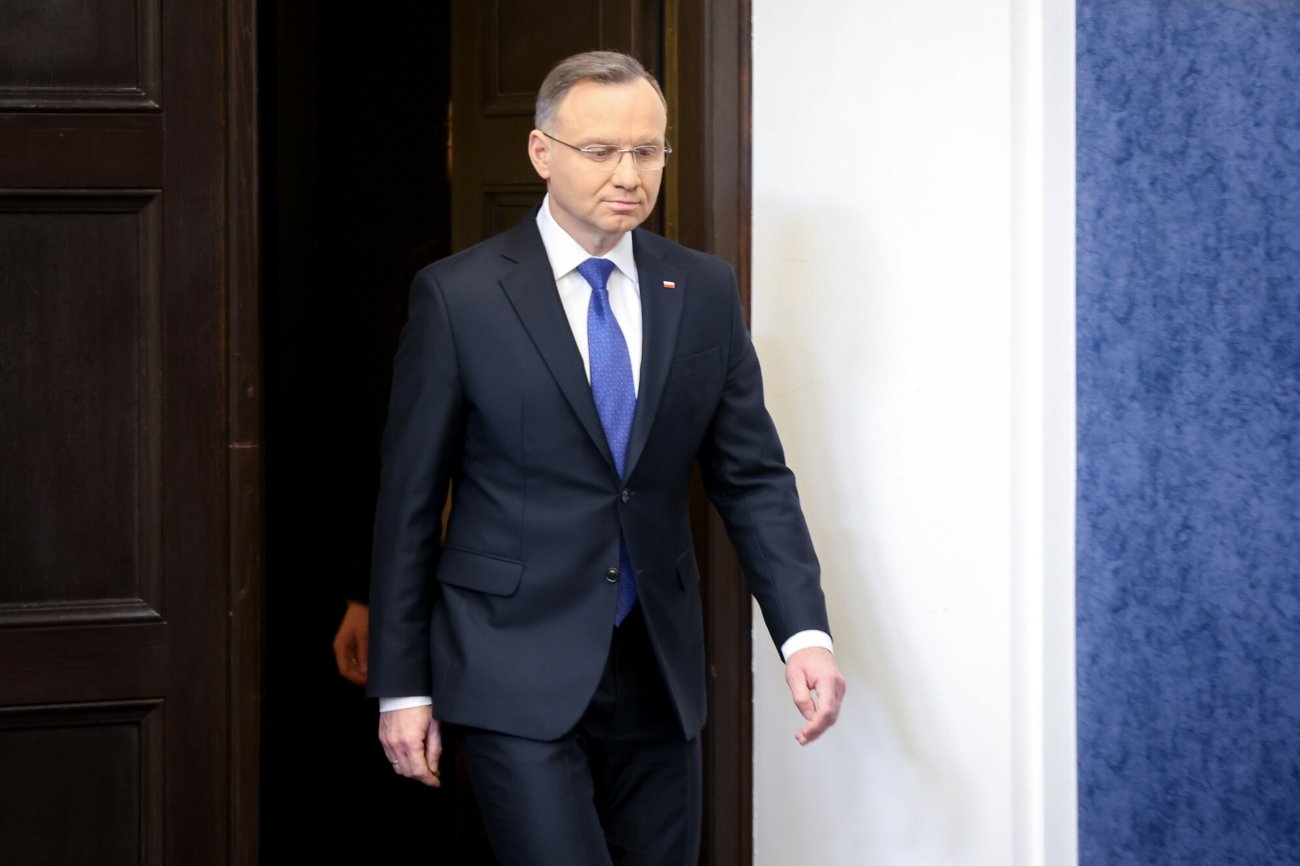 Prezydent Andrzej Duda zmierzający na oświadczenie prasowe.