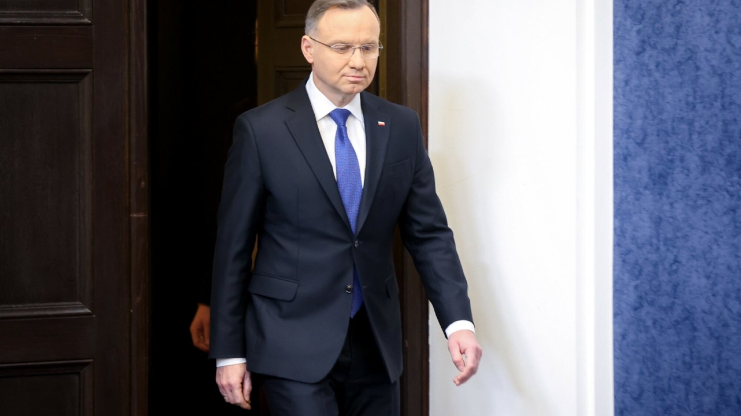 Prezydent Andrzej Duda zmierzający na oświadczenie prasowe.
