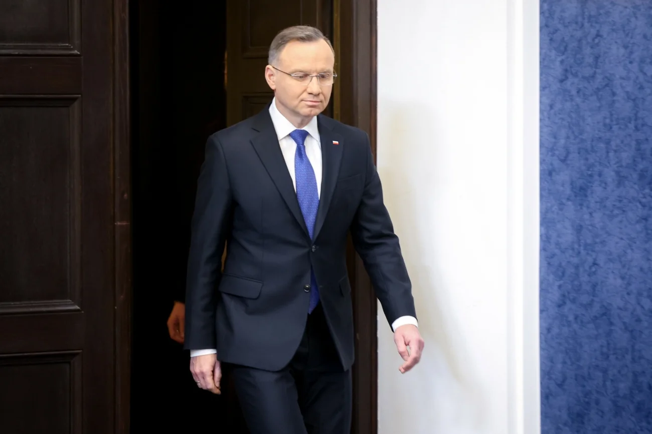 Prezydent Andrzej Duda zmierzający na oświadczenie prasowe. Prezydent Andrzej Duda zmierzający na oświadczenie prasowe.