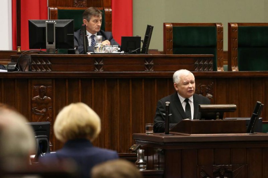 Jarosław Kaczyński próbuje przekonać opozycję i Polaków, że jest orędownikiem pokojowego dialogu.