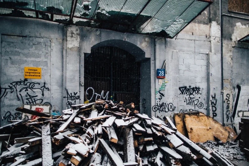 Opuszczona Warszawa na 20 zdjęciach. Urbex zimą w centrum stolicy
