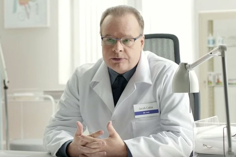 Doktor Jacek Caba wystąpił w reklamie telewizyjnej suplementu.