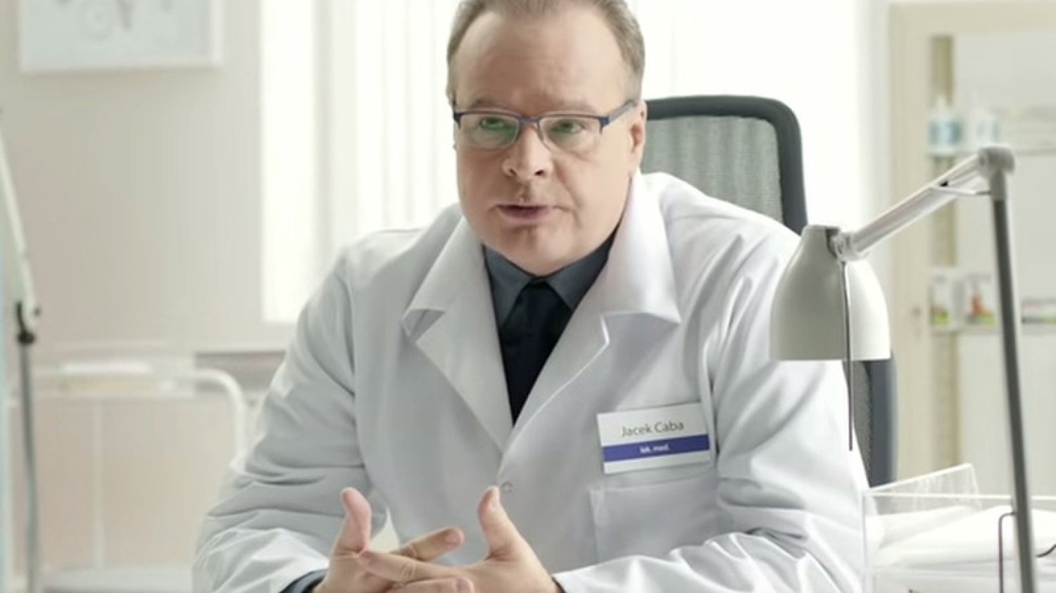 Doktor Jacek Caba wystąpił w reklamie telewizyjnej suplementu.