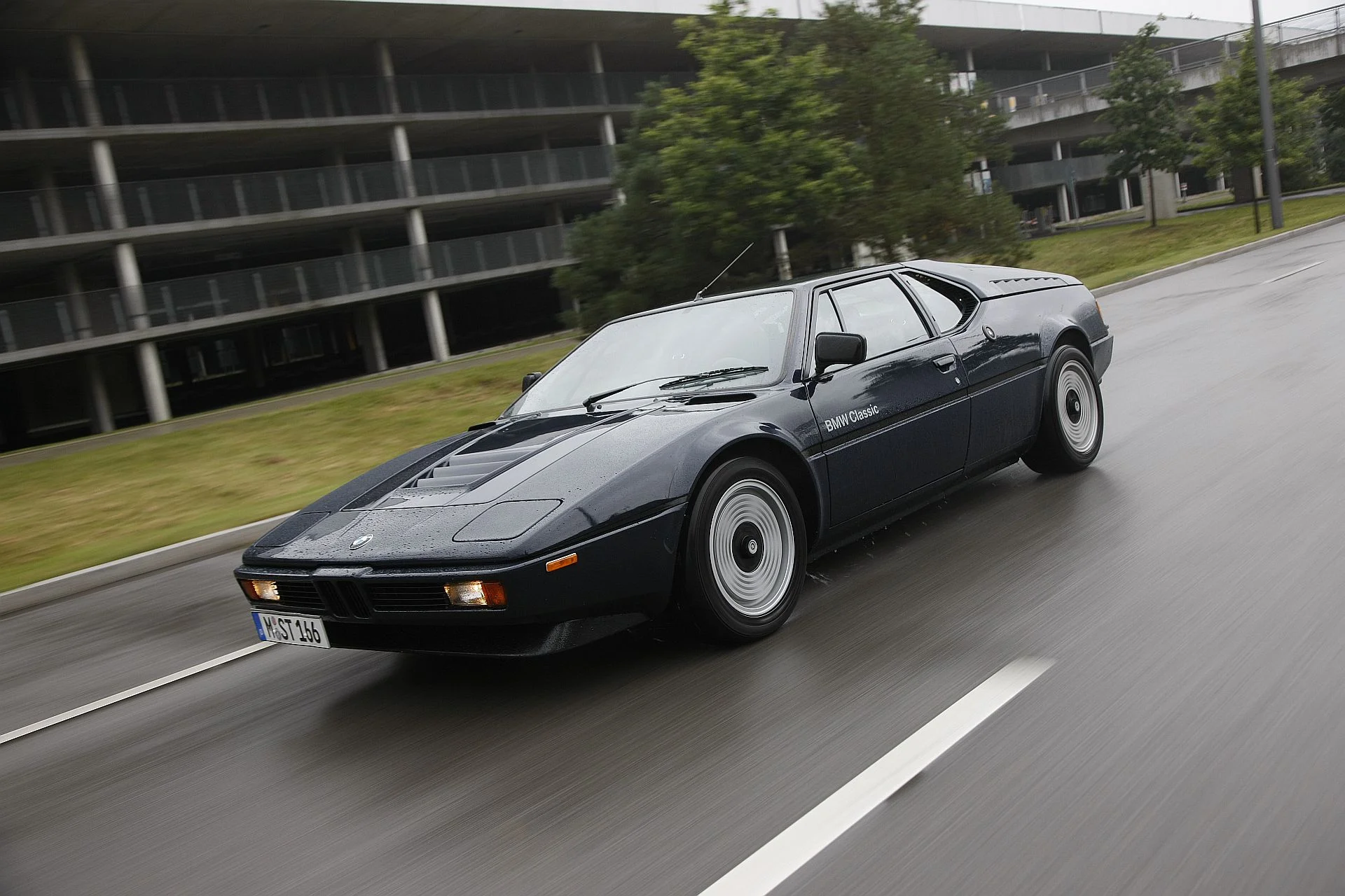 BMW M1 na drodze dwujezdniowej pod Monachium