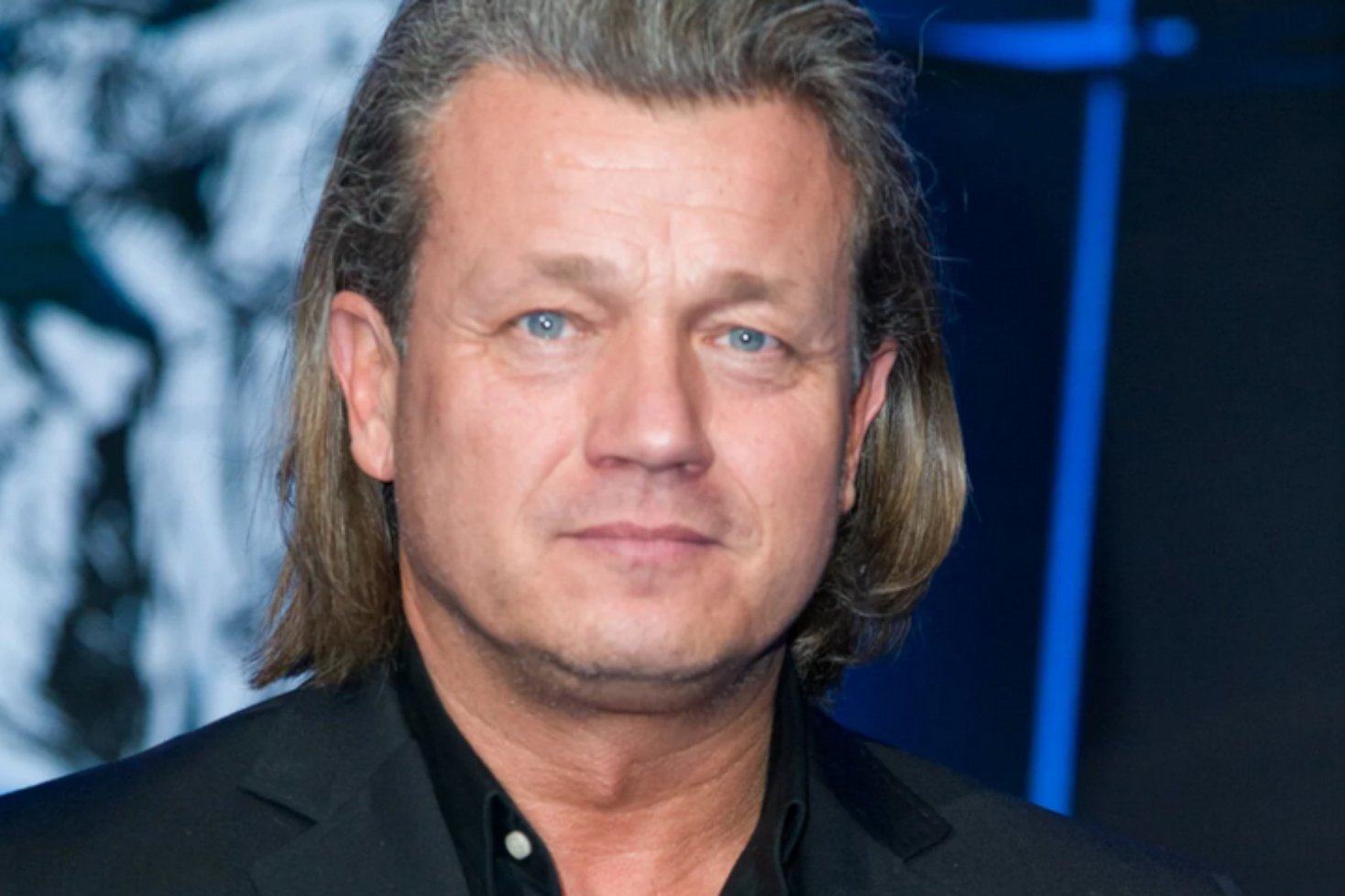 Jarosław Jakimowicz zerwał flagę LGBT.