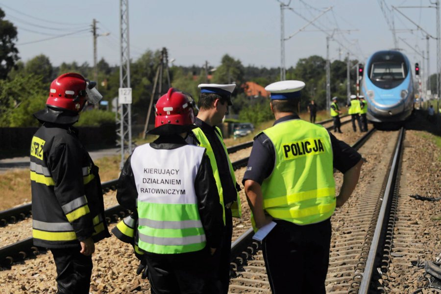 Kobieta z dwójką dzieci zginęli na niestrzeżonym przejeździe kolejowym w Walentynowie koło Włocławka.