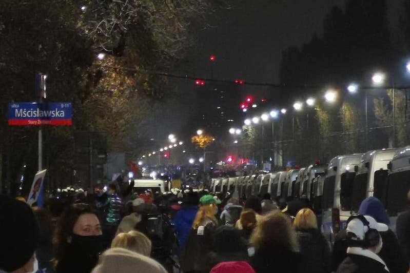 Pod adres domu Jarosława Kaczyńskiego na Żoliborzu ruszył Strajk Kobiet, który oprotestowuje zakaz aborcji embriopatologicznej (z powodu ciężkich wad płodu).