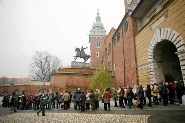 Kolejka po darmowe bilety na Wawel. Dowód, że w zwykły dzień ceny biletów są zaporowe.