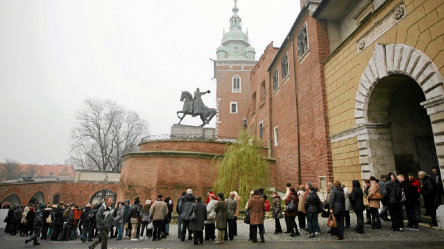 Kolejka po darmowe bilety na Wawel. Dowód, że w zwykły dzień ceny biletów są zaporowe.
