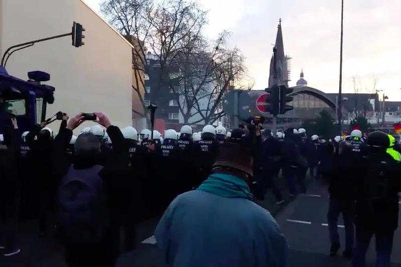 Policja w Kolonii użyła armatek wodnych do walki z protestującymi.