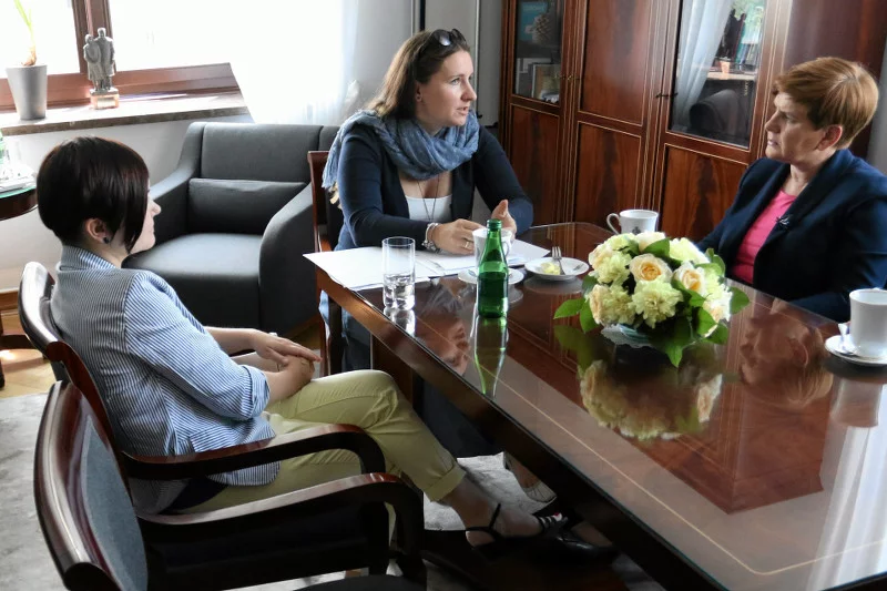 Karolina Elbanowska i Beata Szydlo podczas spotkania jeszcze za czasów PiS w opozycji