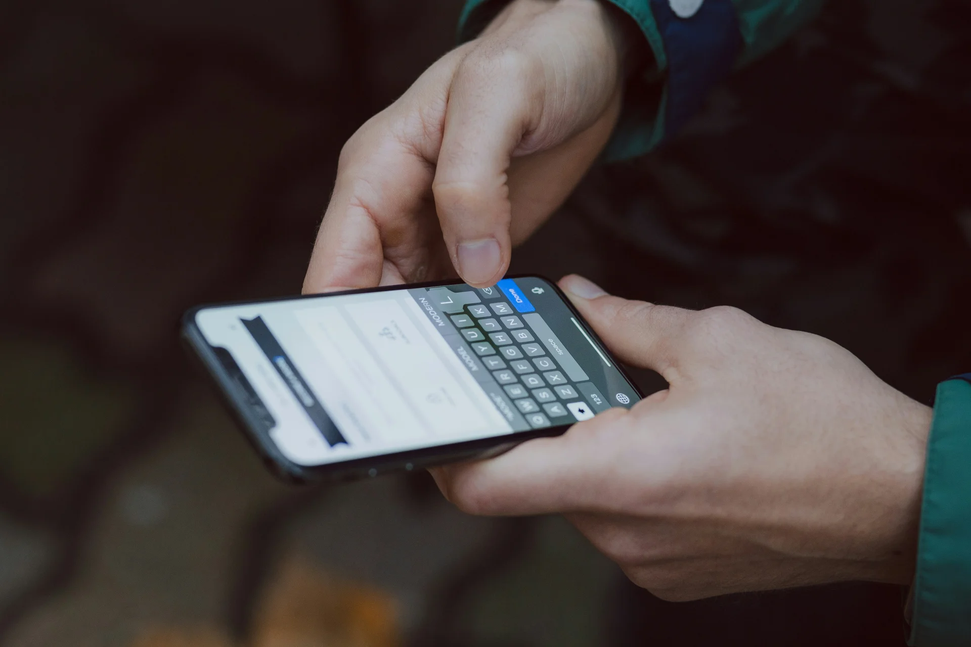 Oszuści podszywają się pod Pocztę Polską i Pocztex. Wysyłają SMS-y z kierunkowego +91