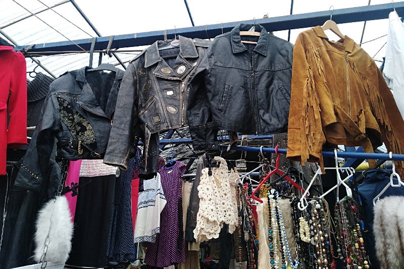 Na Hali Banacha można znaleźć kurtki, które pamiętają lata 70.