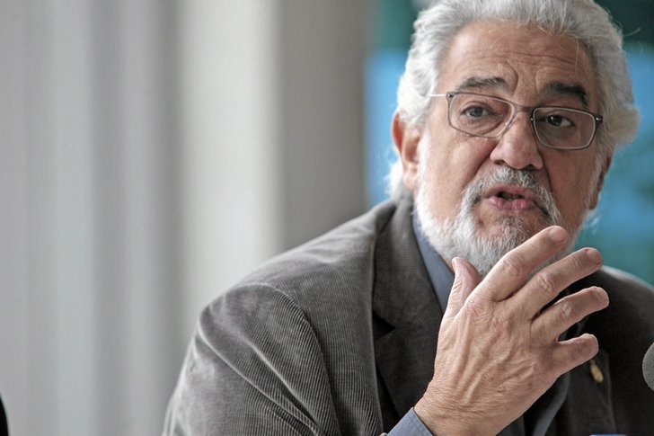 Hiszpański tenor Placido Domingo ogłosił, że jest zakażony koronawirusem.