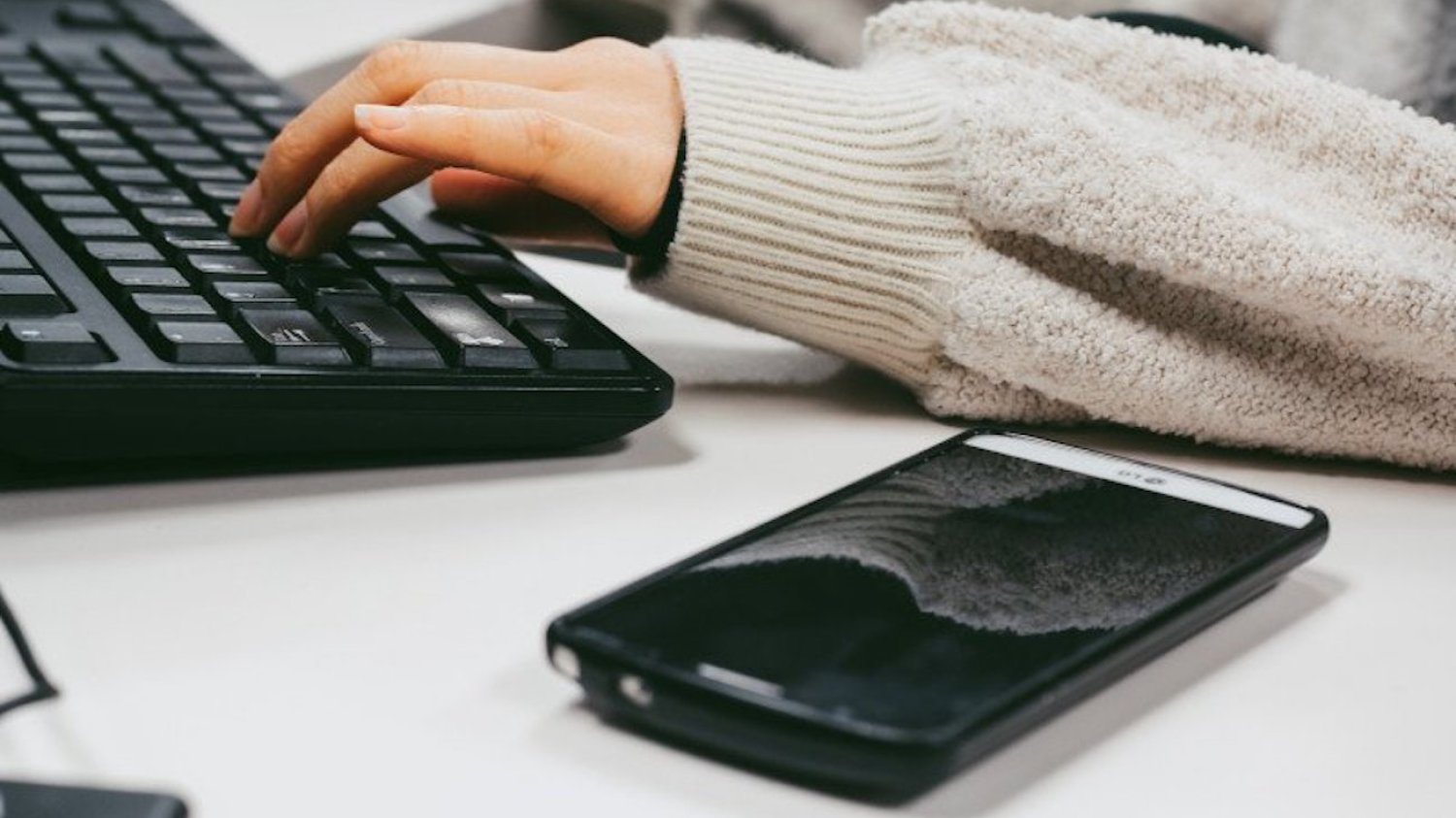 W czasie wichury Polacy zgłaszają problemy z internetem, także tym mobilnym.