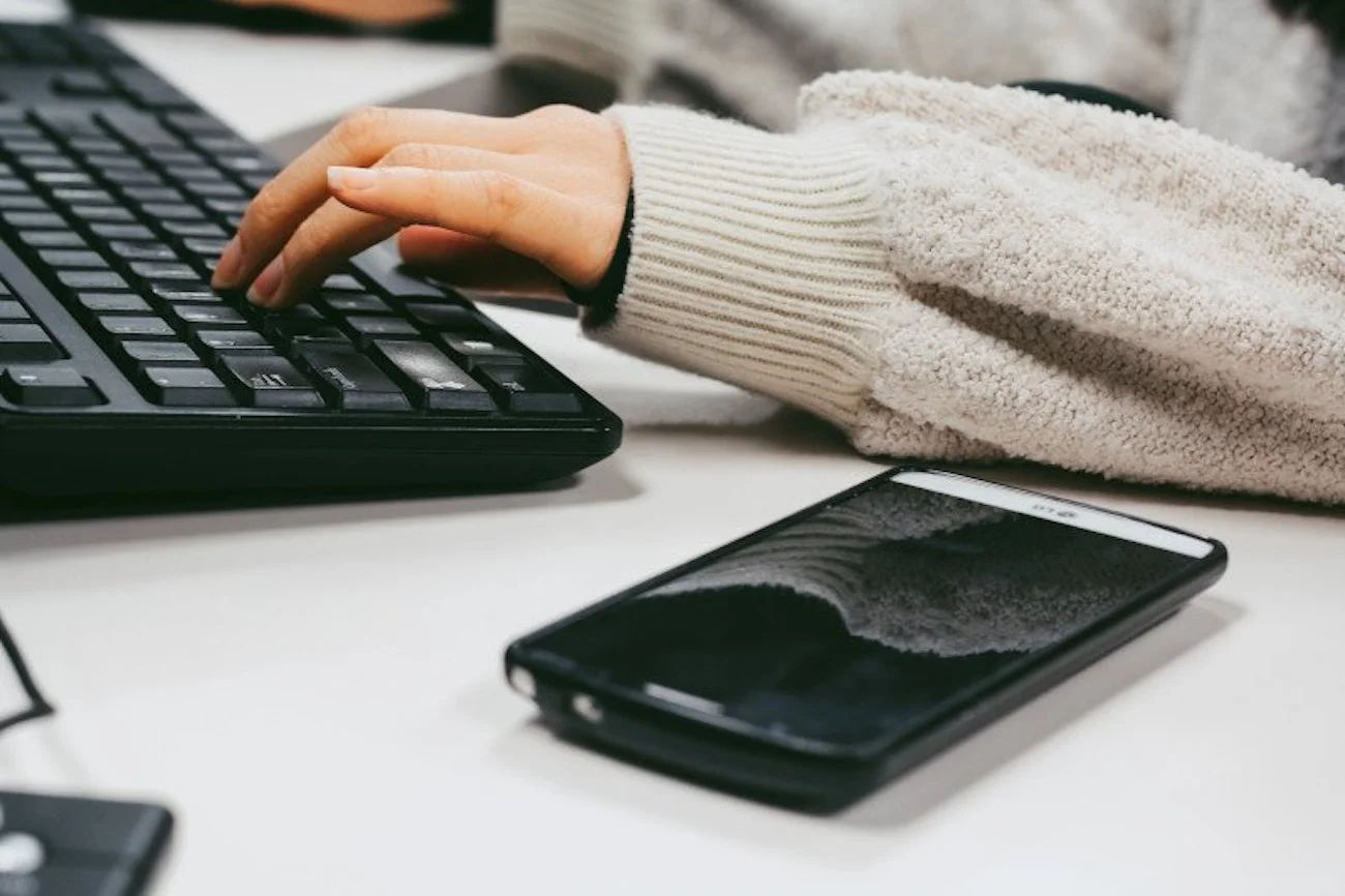 W czasie wichury Polacy zgłaszają problemy z internetem, także tym mobilnym.