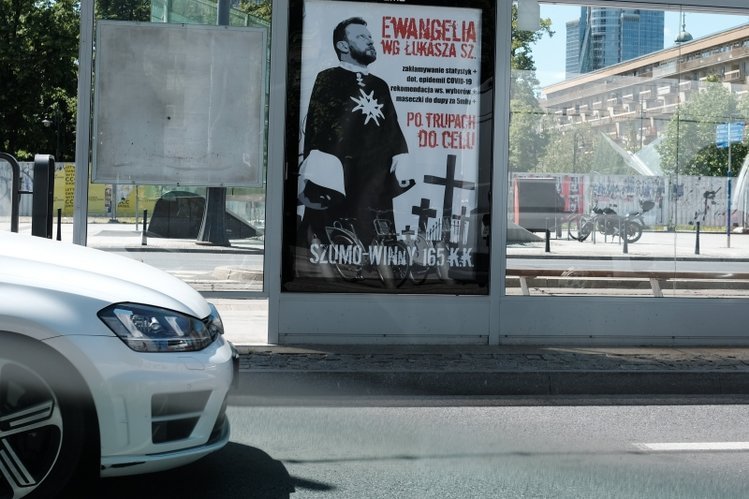 Policja zatrzymała w Warszawie aktywistkę. Chodzi o plakaty uderzające w Łukasza Szumowskiego.