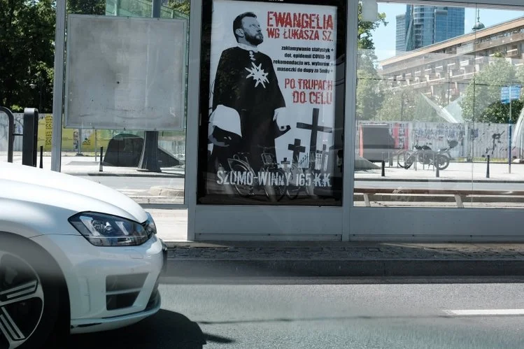 Policja zatrzymała w Warszawie aktywistkę. Chodzi o plakaty uderzające w Łukasza Szumowskiego.