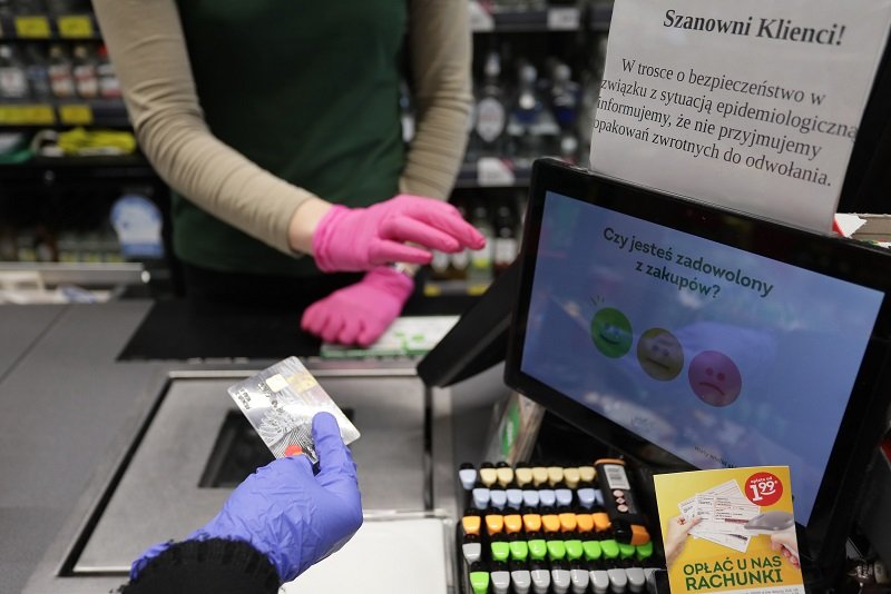 Jak bezpiecznie robić zakupy w czasie epidemii koronawirusa? Jest 14 ważnych zasad.