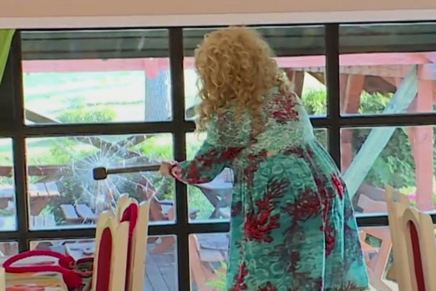 Magda Gessler nowy odcinek zaczęła od niszczenia okien.