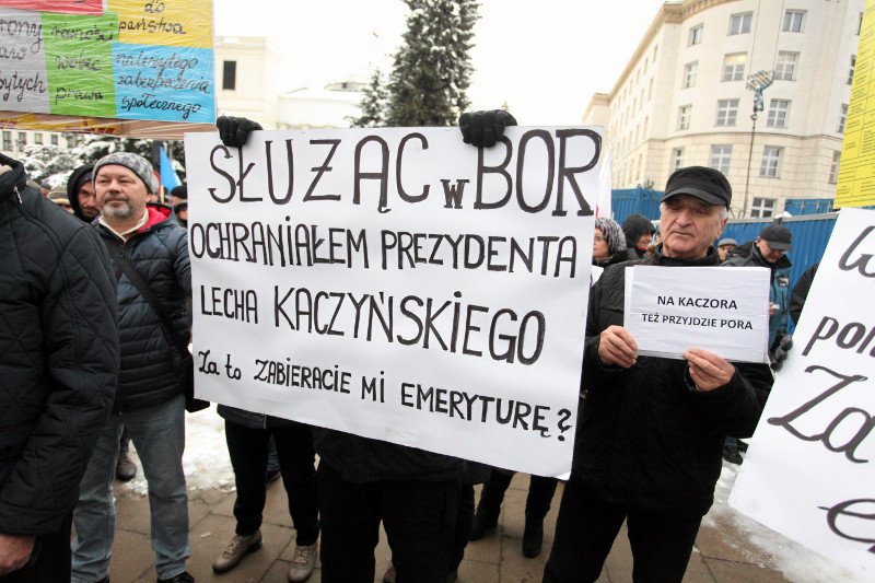 Manifestacja pod Sejmem przeciwko tzw. ustawie dezubekizacyjnej, która uderzy służby mundurowe po kieszeni.