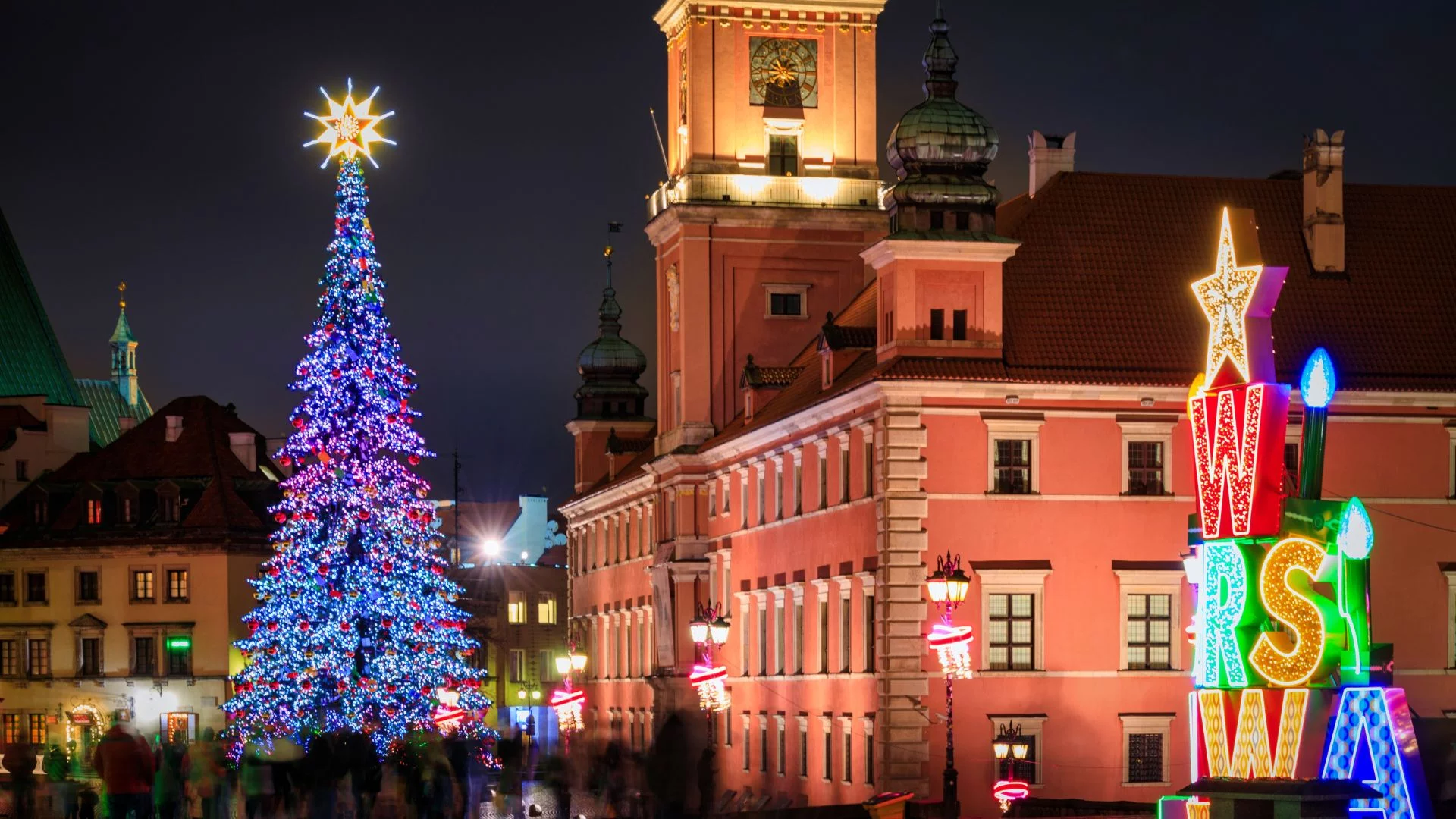 Tłum patrzył, jak płonie symbol Warszawy. Strażacy ruszyli do akcji