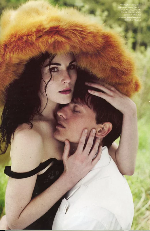 Michelle (Lady Mary) w body Dolce & Gabbana, futrzanym kapeluszu Marca Jacobsa. Model w koszuli od Prady.