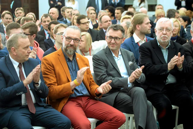 Mateusz Kijowski pośród polityków.