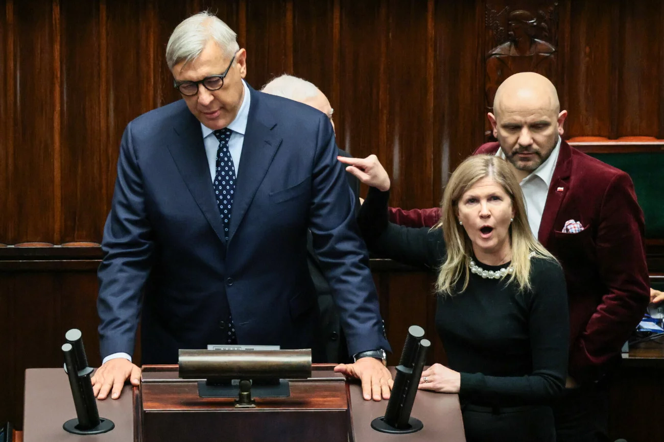 "Złaź, morderco!". Posłanka PiS jak w amoku wykrzykiwała te słowa do Giertycha "Złaź, morderco!". Iwona Arent z PiS wykrzykiwała to ciągle do Giertycha