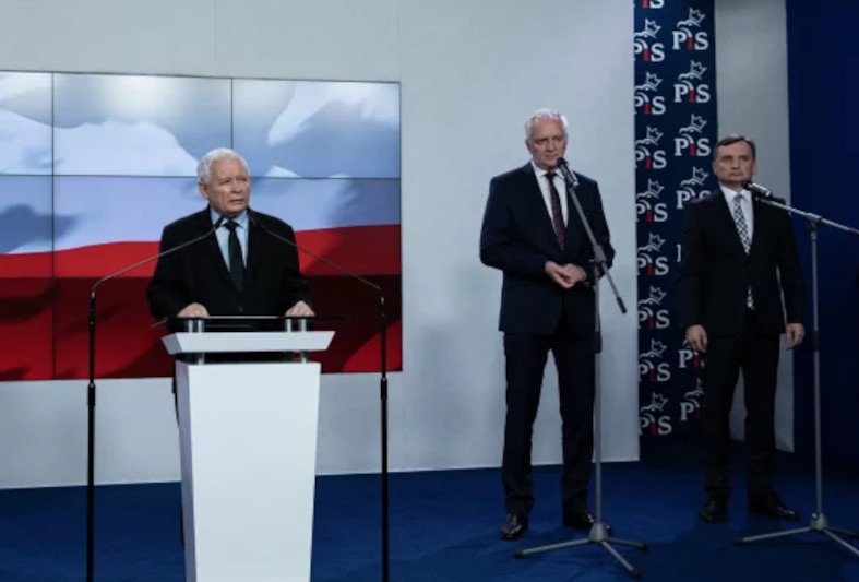 Nieoficjalnie: Będzie potrzebna nowa umowa koalicyjna Zjednoczonej Prawicy.