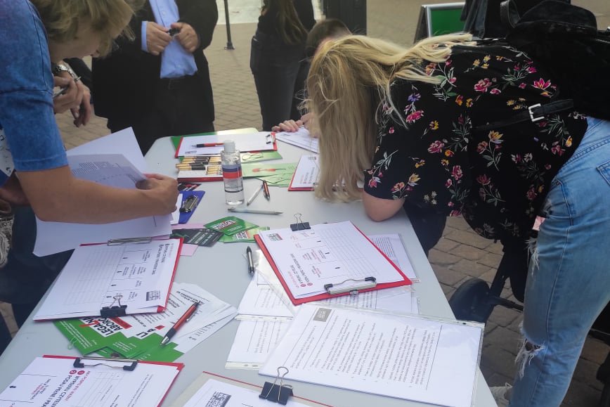 Obywatelski Komitet Inicjatywy Ustawodawczej "Legalna Aborcja. Bez Kompromisów" (LABK) zebrał już blisko 76 000 podpisów. To jednak tylko liczba policzonych podpisów. Zbiórka trwa nadal do końca tego roku. Jak się w nią włączyć?