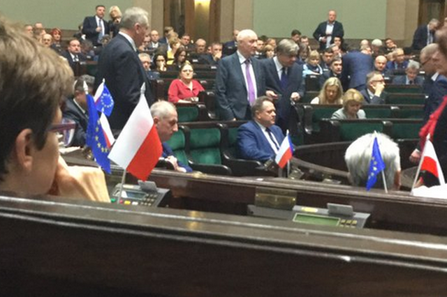 Posłowie PO udekorowali stanowiska flagami