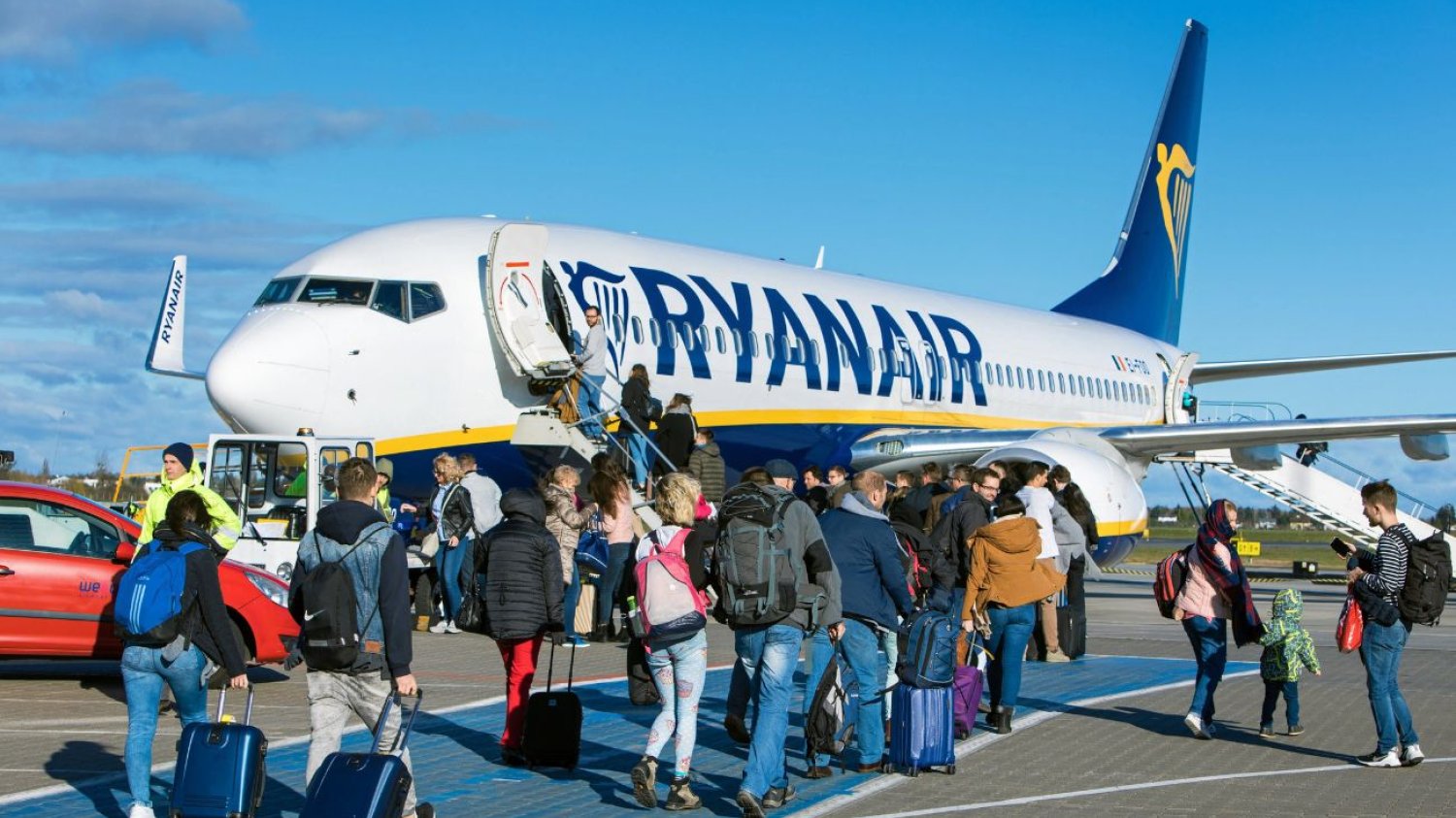 Pasażerowie wsiadający do samolotu Ryanaira Ryanair wyjaśnia, dlaczego samoloty się spóźniają