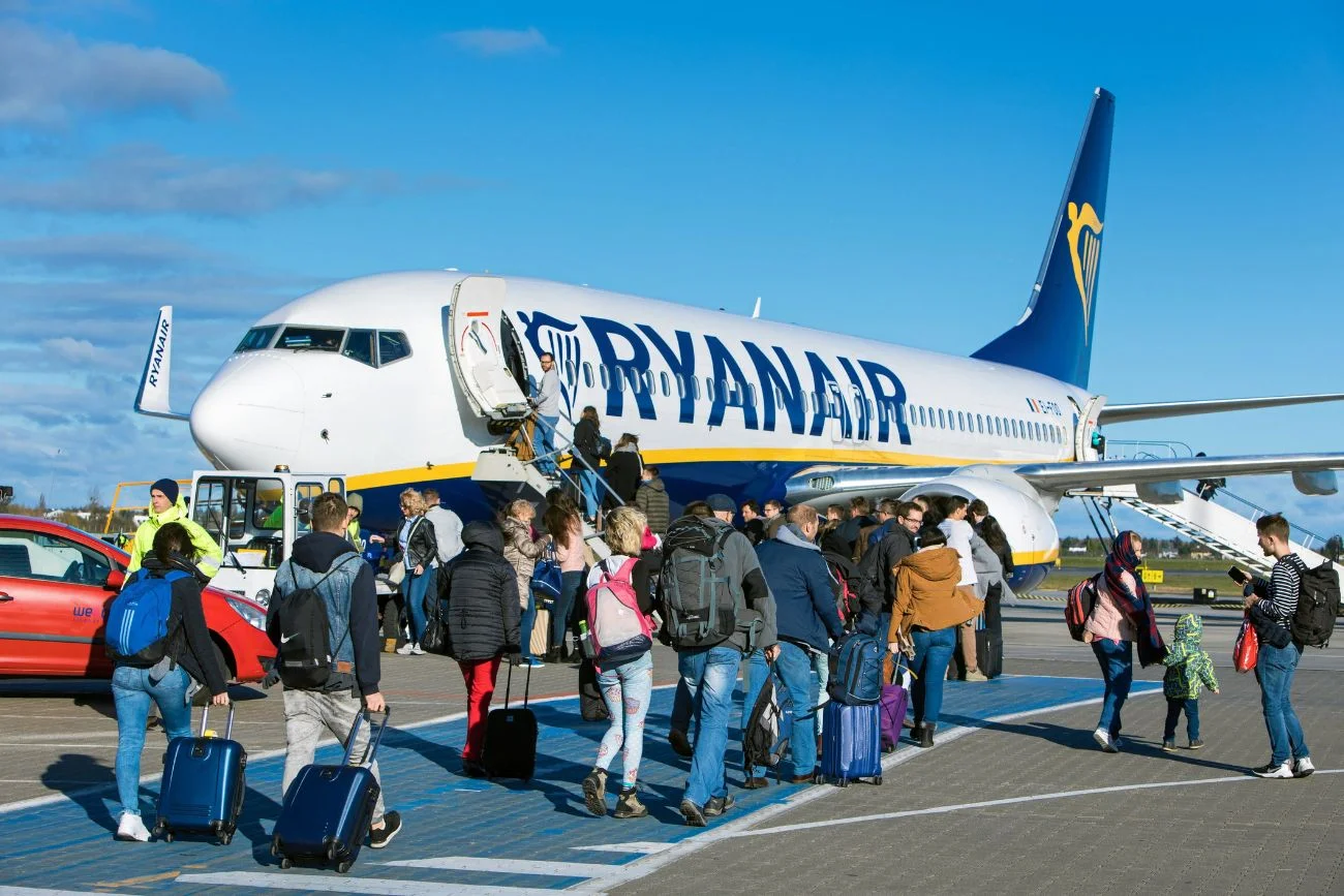 Pasażerowie wsiadający do samolotu Ryanaira Ryanair wyjaśnia, dlaczego samoloty się spóźniają