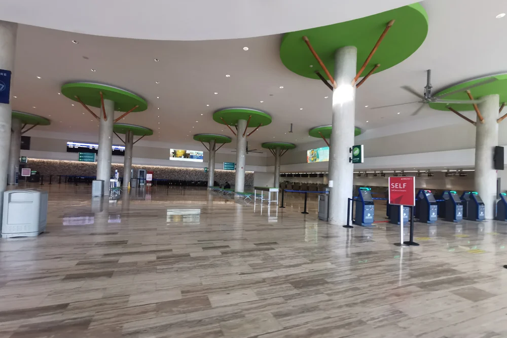 Jeden z terminali na lotnisku w Punta Cana. Pustka.