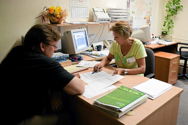 Mężczyzna zakładający firmę w "lokalnym okienku przedsiębiorczości".