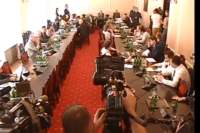 Witold Czarnecki popchnął operatora TVN, broni się, że stał mu na drodze.