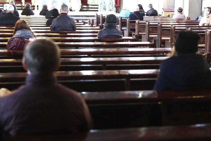 Posłowie PiS chcą zwiększenia limitu osób w kościołach.