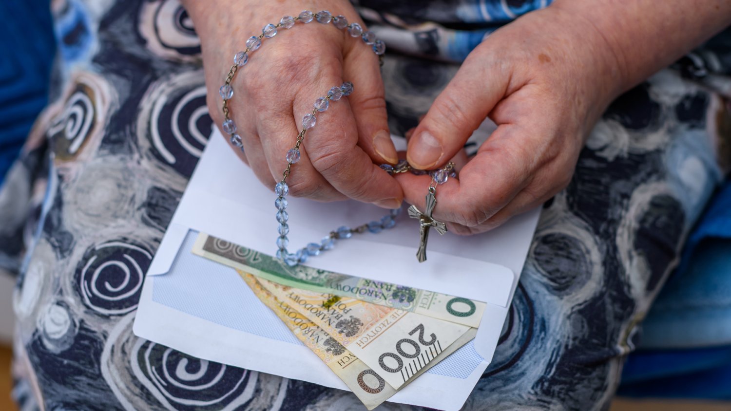 Ile trzeba dać księdzu na kolędzie? W 2026 roku tyle wynosi "co łaska"