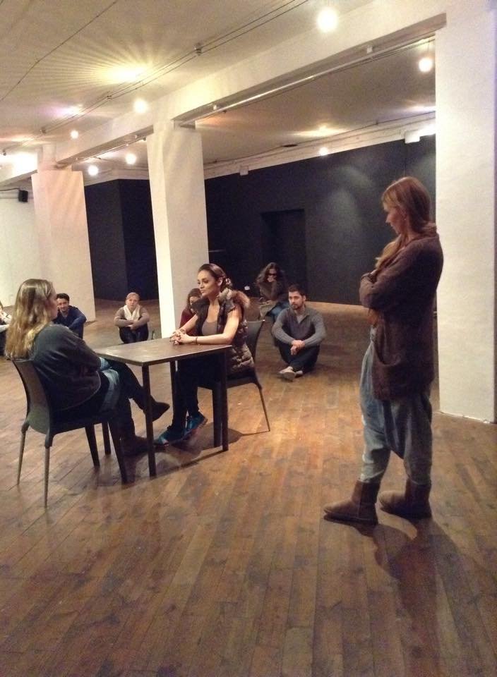 Autorka tekstu, Sylwia Nowak, pod czujnym okiem Romy Gąsiorowskiej na pierwszych zajęciach w aktoRstudio