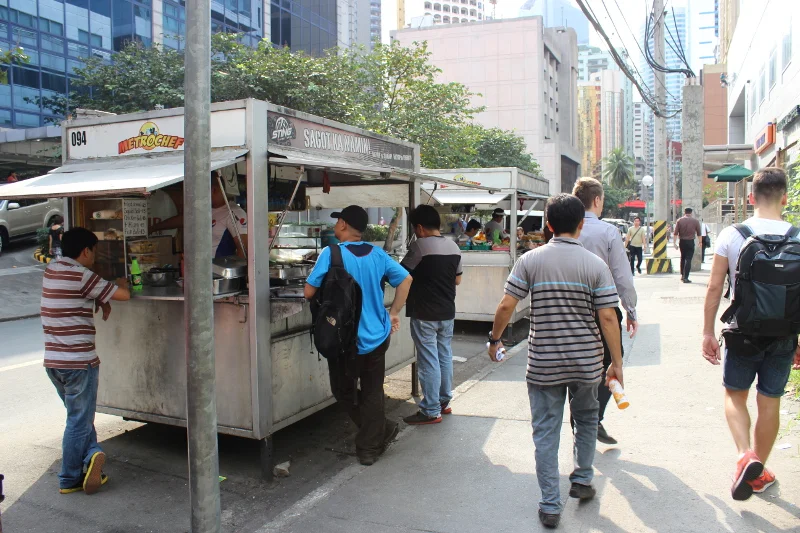 "Budki" to liczne odwiedzane miejsca w czasie lunchu na Filipinach.