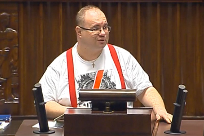Poseł z ruchu Kukiza wystąpił na mównicy w t-shircie.