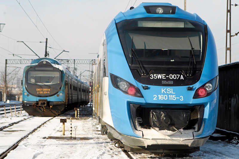 Nowe pociągi Kolei Śląskich mają kursować od nowego roku. Na razie firma nie radzi sobie z przewozem pasażerów.