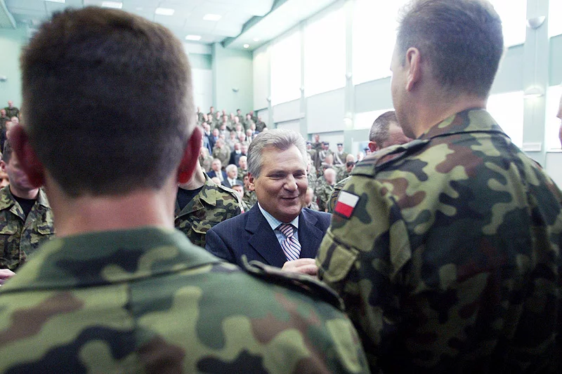Rok 2005. Prezydent Aleksander Kwaśniewski odznacza zasłużonych żołnierzy GROM w siedzibie jednostki.