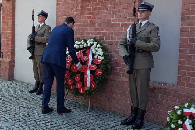Mateusz Morawiecki złożył w rocznicę powstania warszawskiego kwiaty pod tablicą poświęconą Lechowi Kaczyńskiemu.