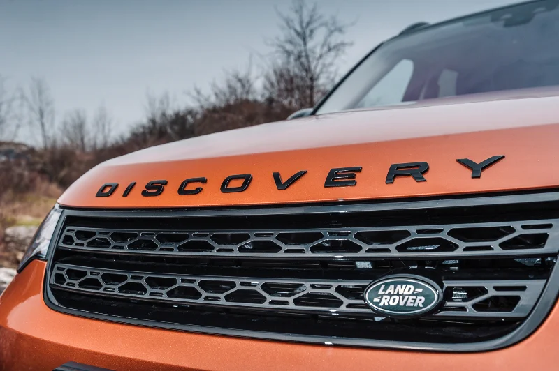 Rodzinno-terenowy Land Rover Discovery sprawdzi się na wszystkich nawierzchniach. Auto łączy w sobie nowoczesny wygląd i funkcjonalność z wysokimi parametrami offroadowymi niezastąpionymi w trudniejszych warunkach terenowych