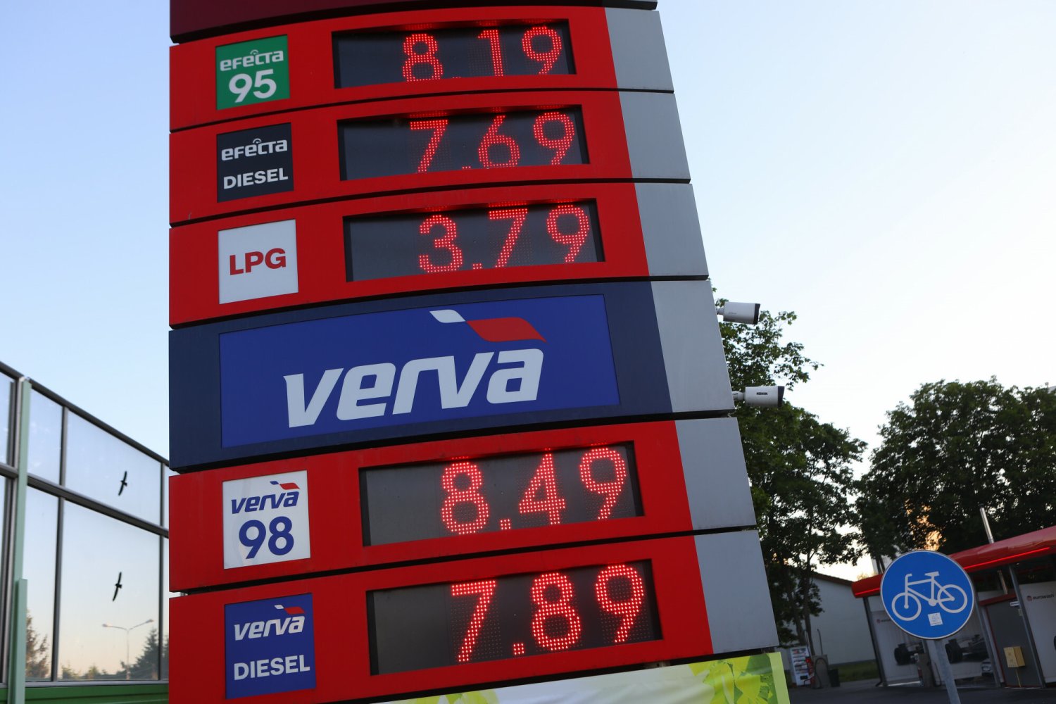 PO przekonuje, że Donald Tusk może obniżyć cenę paliwa do 5,19 zł/l w kilka miesięcy. PO przekonuje, że Donald Tusk może obniżyć cenę paliwa do 5,19 zł/l w kilka miesięcy